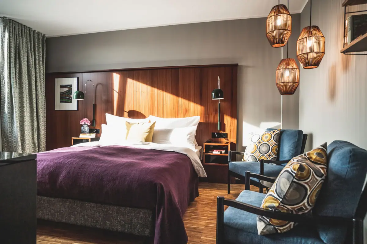 Schlafzimmer mit einem Bett und zwei Stühlen.