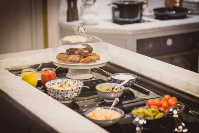 HENRI Berlin Abendbrot Ein Tisch mit verschiedenen Speisen darauf.