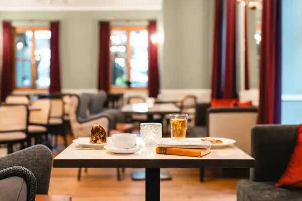 Ein Tisch mit verschiedenen Speisen darauf.