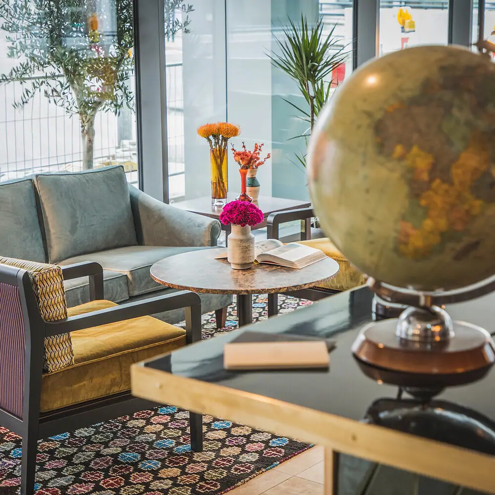 HENRI Bar Ein Raum mit einem Globus und einer Couch.