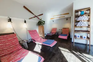 Ein Zimmer mit Stühlen und einem Regal.