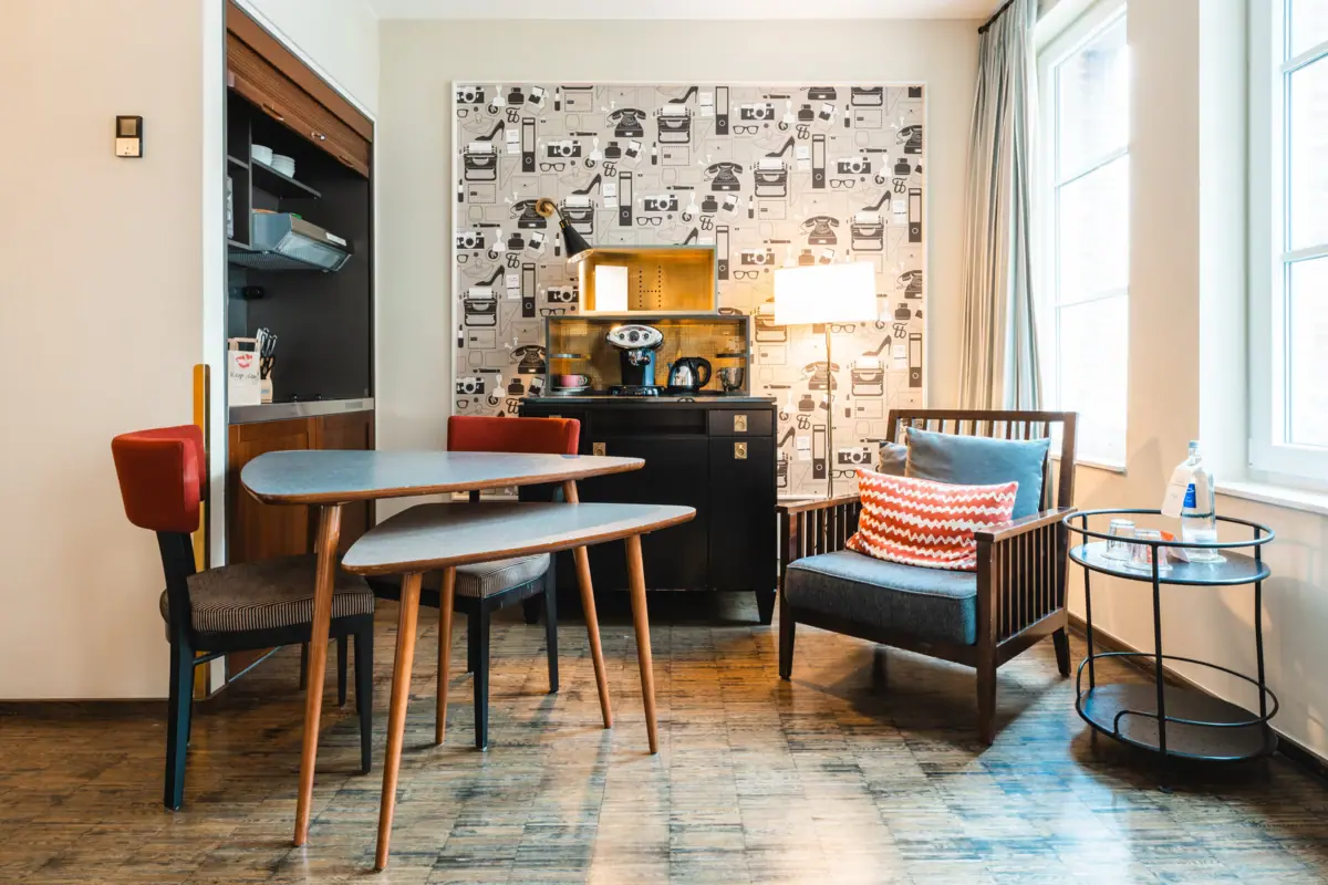 Ein Raum mit einem Tisch und Stühlen.