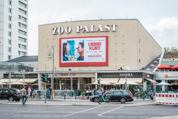 Kino Zoo Palast Berlin Charlottenburg am Ku'damm Die markante Fassade des historischen Zoo Palast Kinos in Berlin bei Tag mit aktueller Filmwerbung und Stadtverkehr im Vordergrund