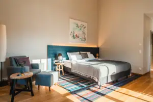 Schlafzimmer mit einem Bett und einem Stuhl.