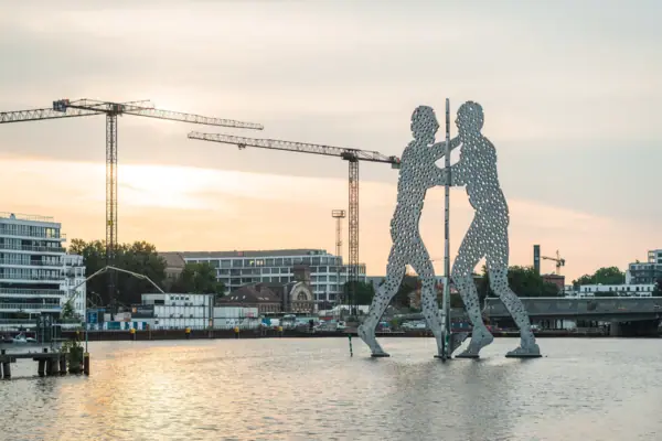 Molecule Man in Berlin Skulptur Molecule Man in Berlin im Frühling