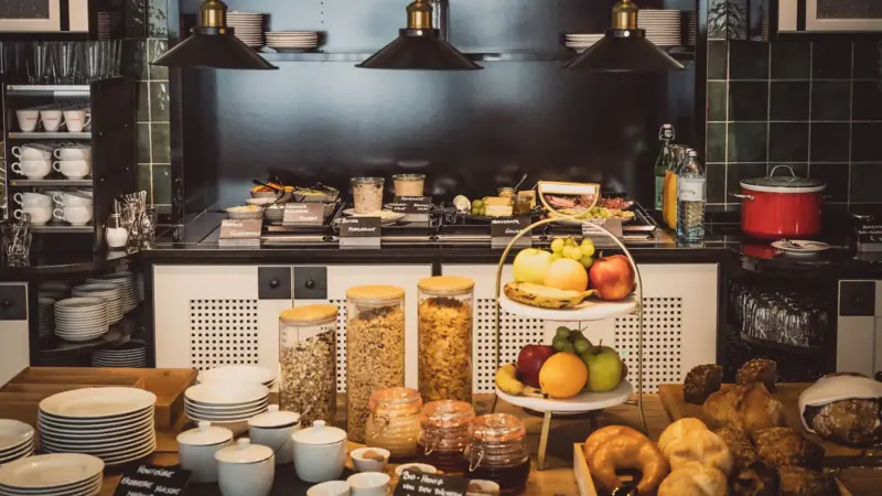 Küche mit Essen auf der Theke