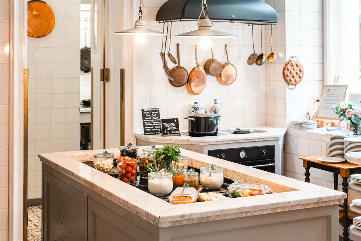 Eine Küche mit einer großen Insel, auf der Essen liegt.