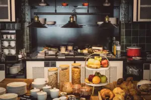 Küche mit Lebensmitteln auf der Arbeitsplatte