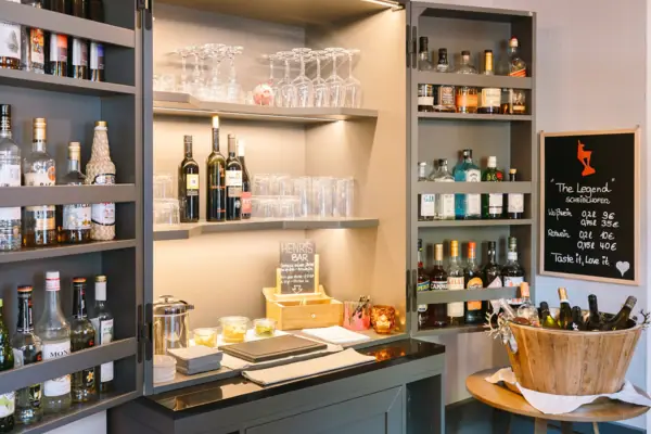 Ein Likörschrank mit Flaschen und Gläsern.