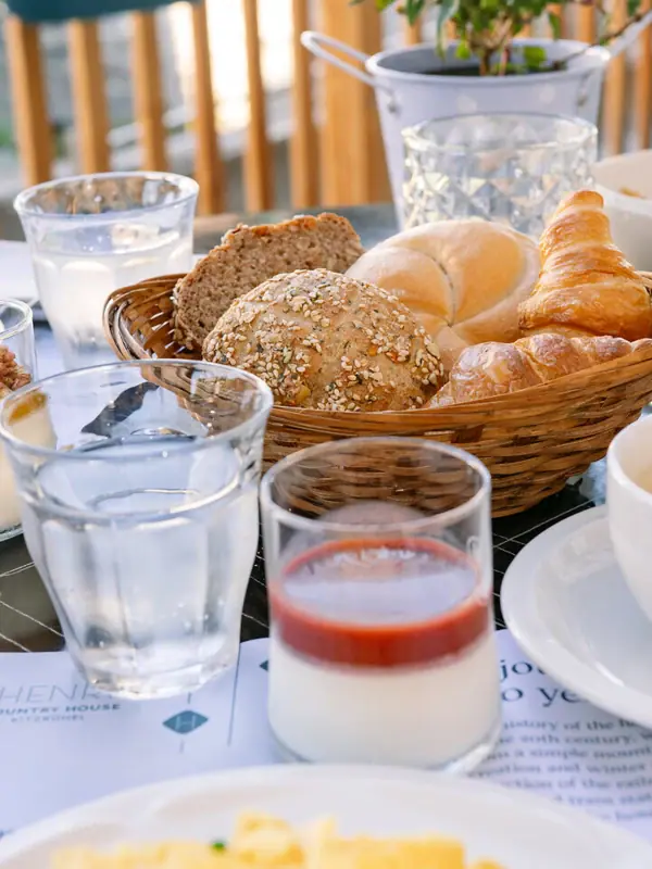 Ein Tisch mit Speisen und Getränken darauf.