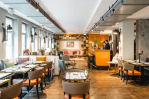 Loungebereich mit Tischen und Stühlen.