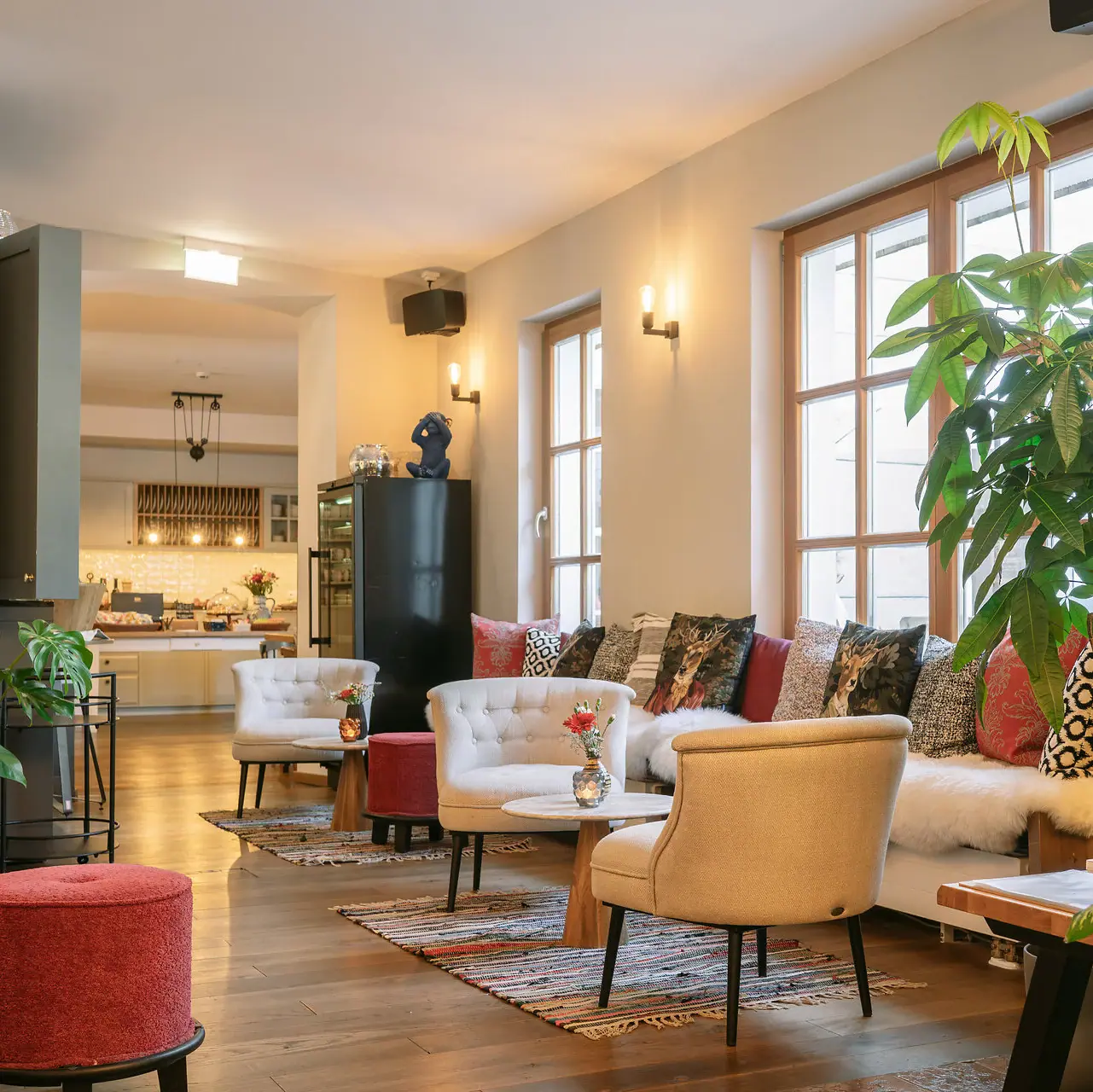 Ein Zimmer mit einer Couch, Stühlen und einem Couchtisch.