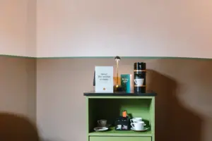 Eine Zimmerbar in einem Hotelzimmer des HENRI Hotels in Garmisch-Partenkirchen mit einer Kaffee- und Teestation.