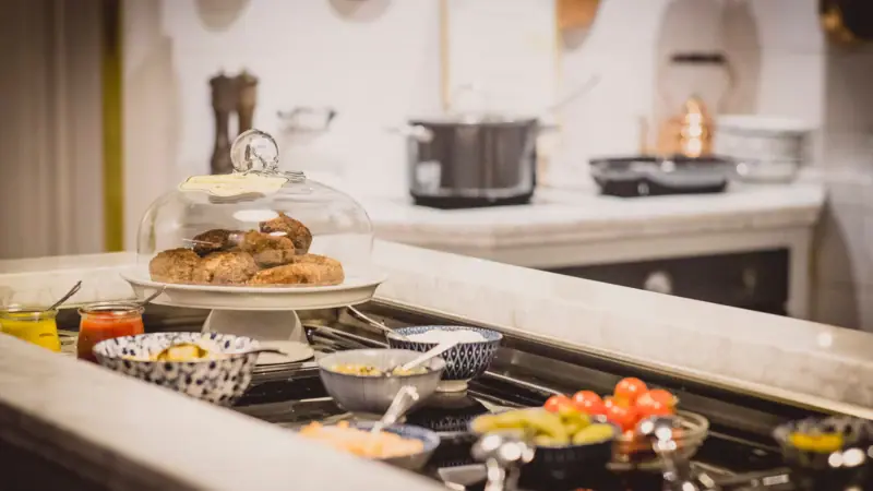 Ein Tresen mit Essen darauf.