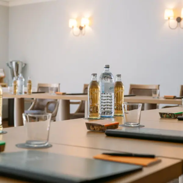 Ein Tisch mit Flaschen und Gläsern darauf.