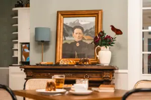 Gemälde einer Frau auf einem Tisch