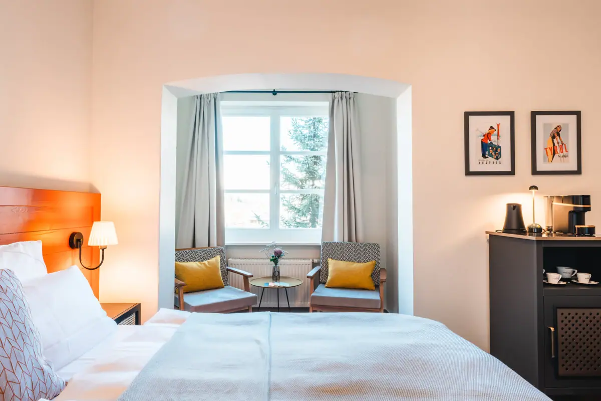 Zimmer im Haus Streif Ein Schlafzimmer mit einem Bett, Stühlen und Kissen.