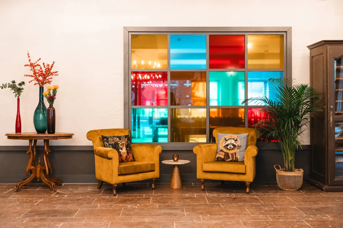 Lobby Ein Raum mit zwei Stühlen und einem Tisch.