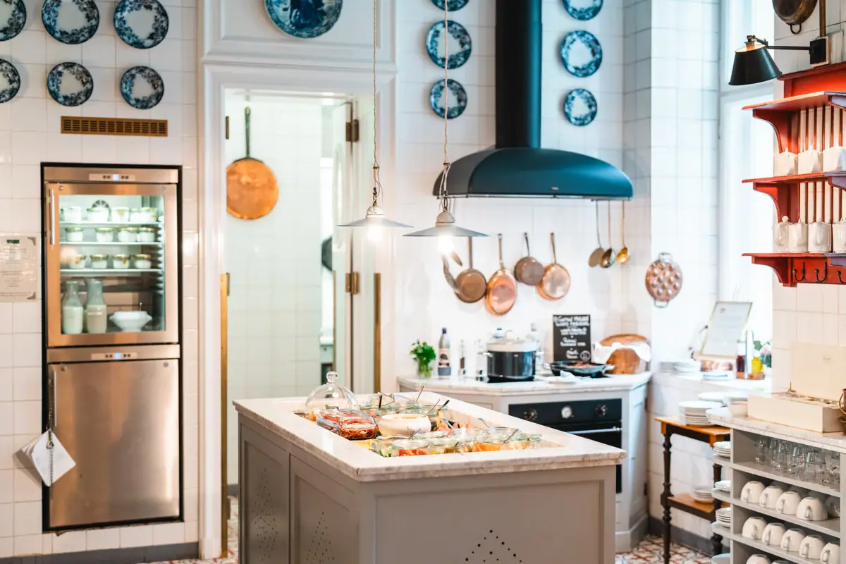 Eine Küche mit einer großen Insel, auf der Essen liegt.