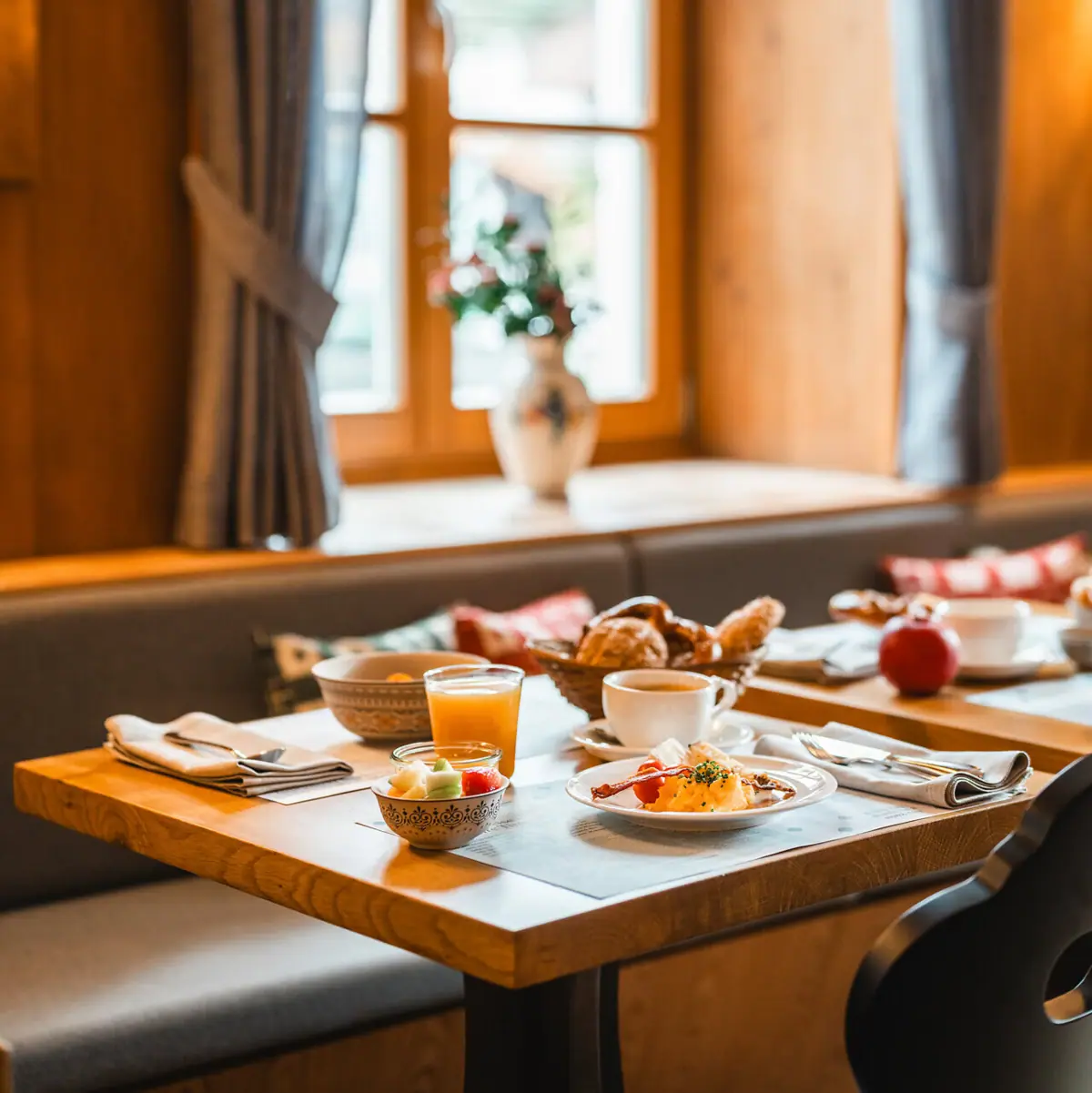 Ein Tisch mit Frühstück darauf.