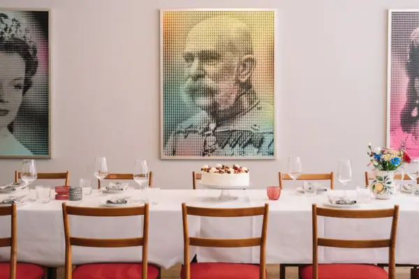 Ein Tisch mit einem Kuchen und Gläsern darauf.