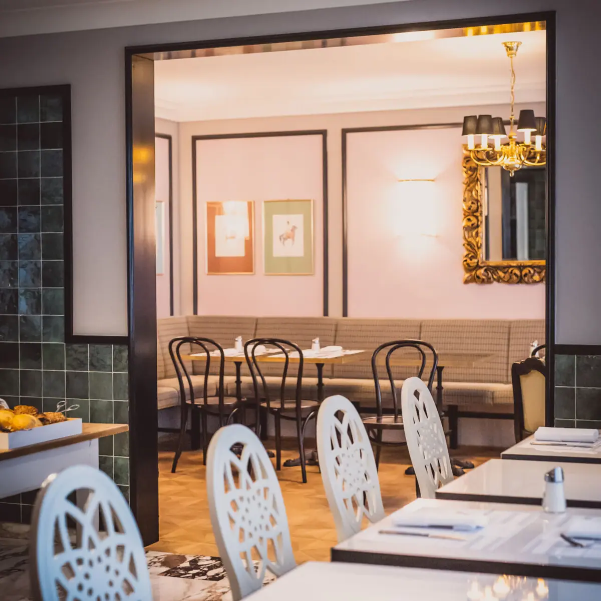 Ein Raum mit Tischen und Stühlen.