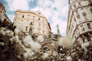 Ein Gebäude mit weißen Blumen im Vordergrund.