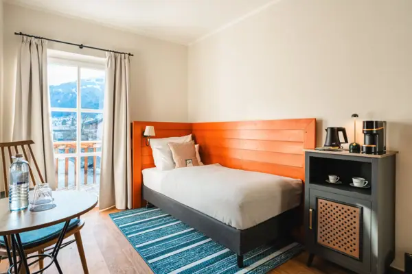 Ein Bett in einem Zimmer mit Nachttisch und Kissen.