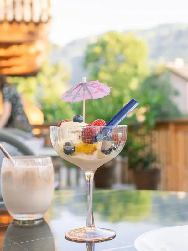 Ein Tisch mit Desserts und Getränken.
