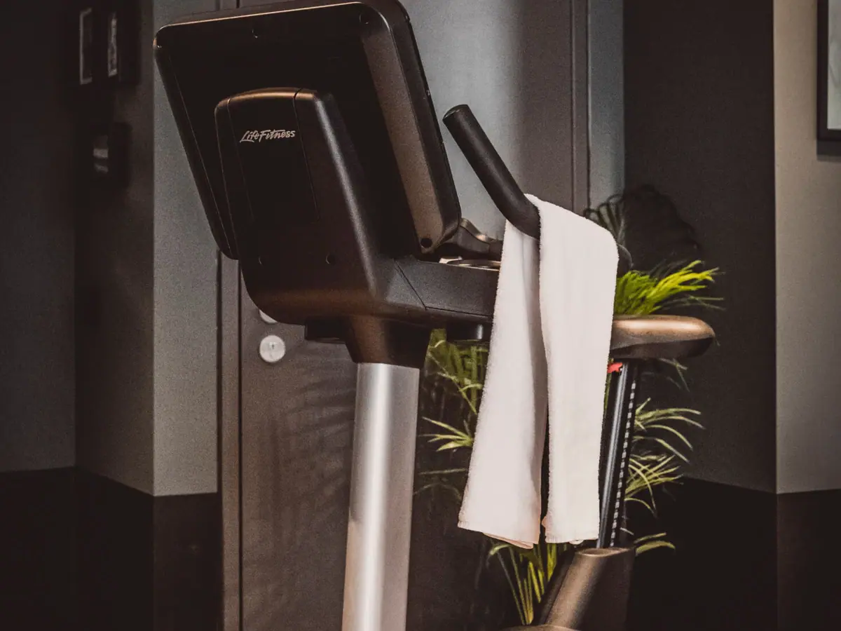 Heimtrainer in einem Raum