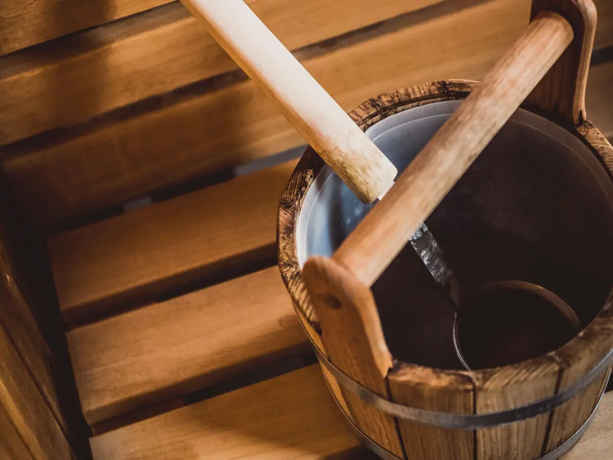 Ein Eimer mit einer Schöpfkelle darin.