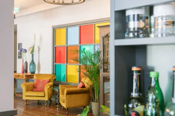 Ein Raum mit einem Kronleuchter und Stühlen.