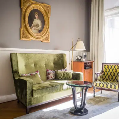 Wohnzimmer mit Couch und Couchtisch.