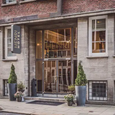 Eingang des HENRI Hotel Hamburg Eingang des HENRI Hotel Hamburg mit zwei Pflanzkübeln