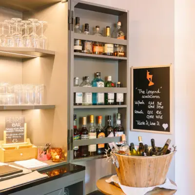 Ein Regal mit Flaschen Alkohol.