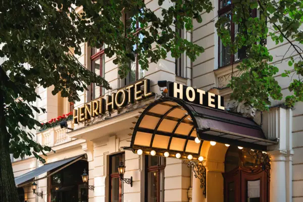 HENRI Berlin Eingang Hoteleingang bei Nacht mit Beleuchtung