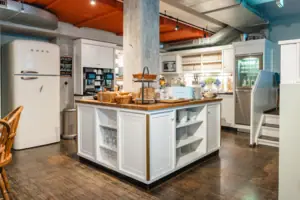 Küche mit großer Kücheninsel und Frühstücksbuffet