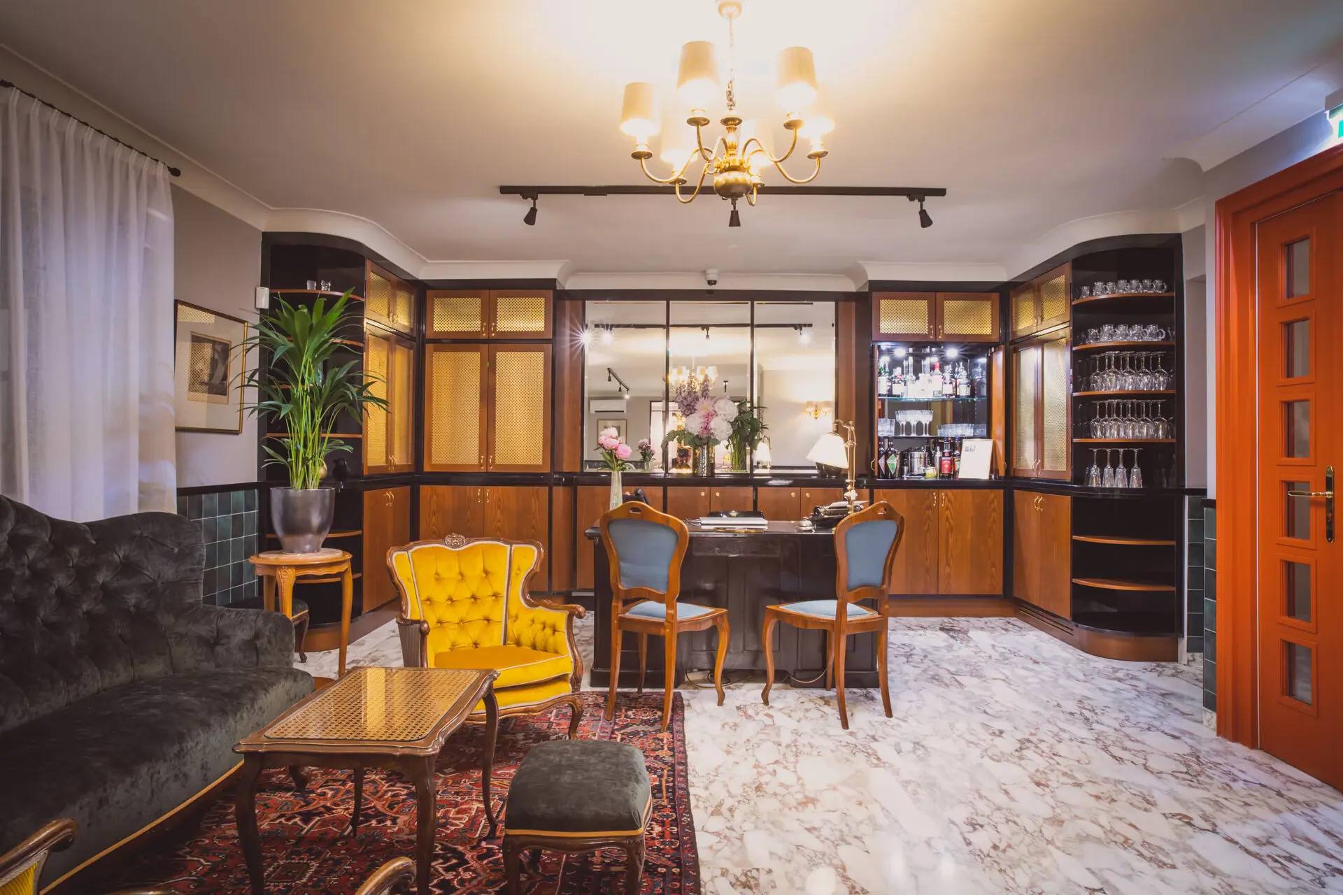 Lounge Ein Zimmer mit einem Tisch und Stühlen.