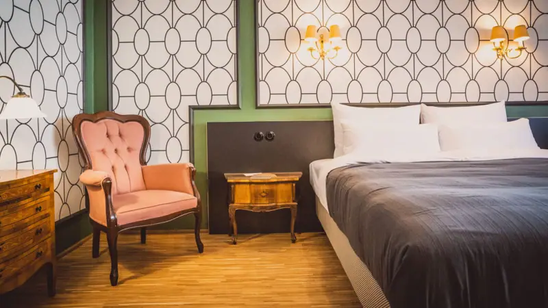 Schlafzimmer mit Bett und Stuhl