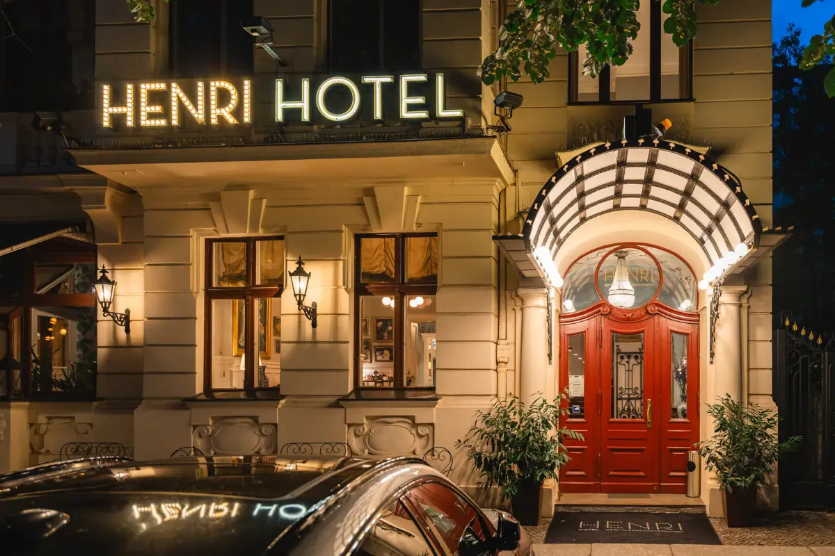 Ein Hoteleingang mit einem Schild darauf.