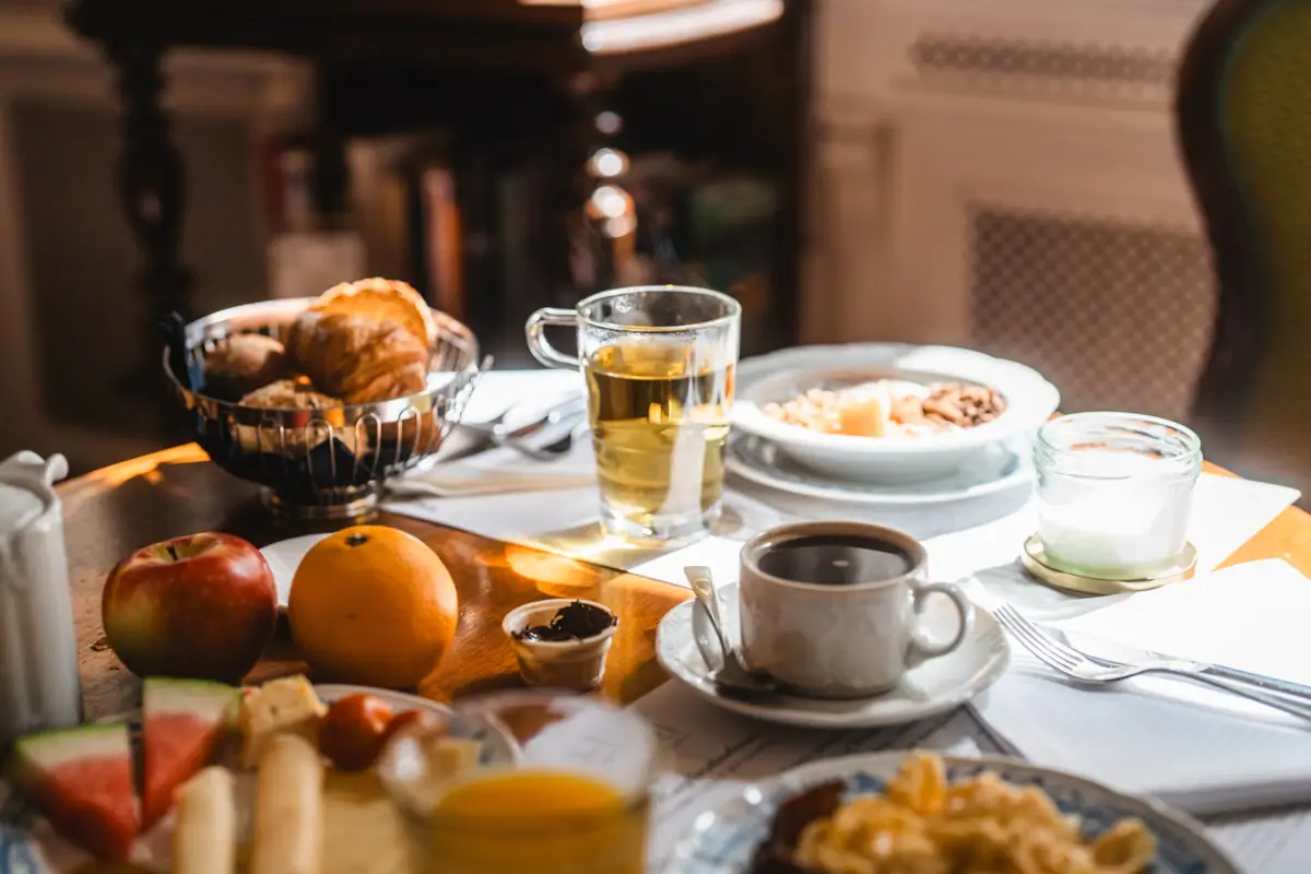 Ein Tisch mit Speisen und Getränken.