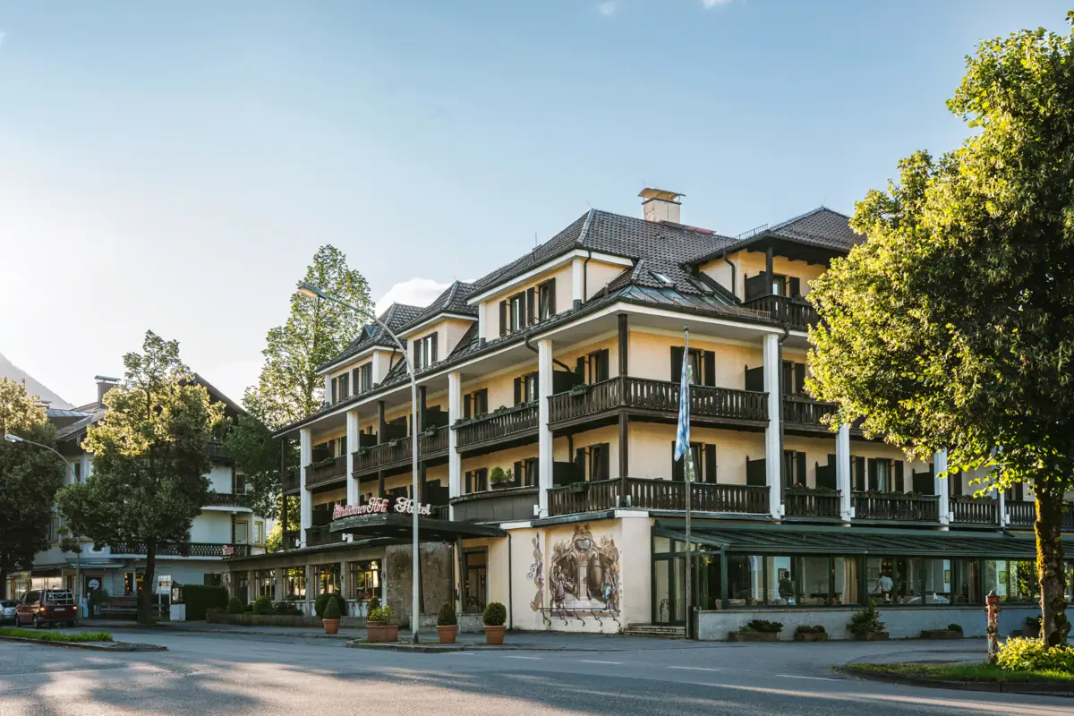 Das HENRI Hotel in Garmisch-Partenkirchen mit vielen Balkonen.