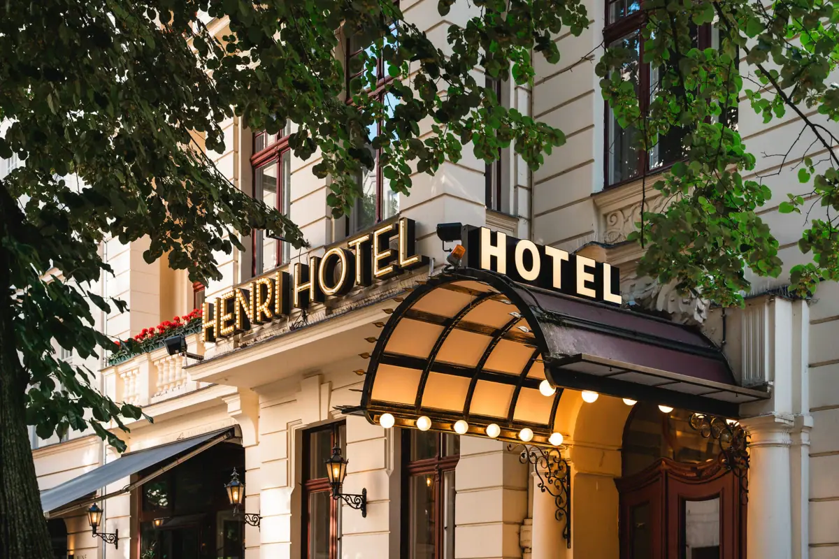 Hoteleingang bei Nacht mit Beleuchtung